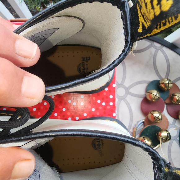 Dr. Martens 100% leather Women's boots size 8.  New worn once.  Last price drop - Picture 4 of 13